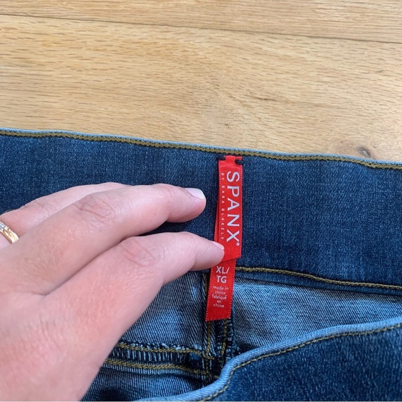 Women's Spanx Distressed Skinny Jeans Dark Wash Raw Hem Ankle Length Size XL - Picture 6 of 13